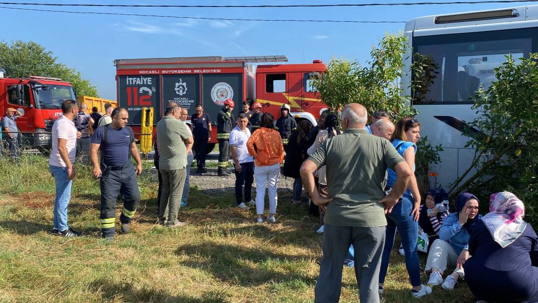 Tır ile servis midibüsü kafa kafaya çarpıştı: 1'i ağır 26 yaralı 12